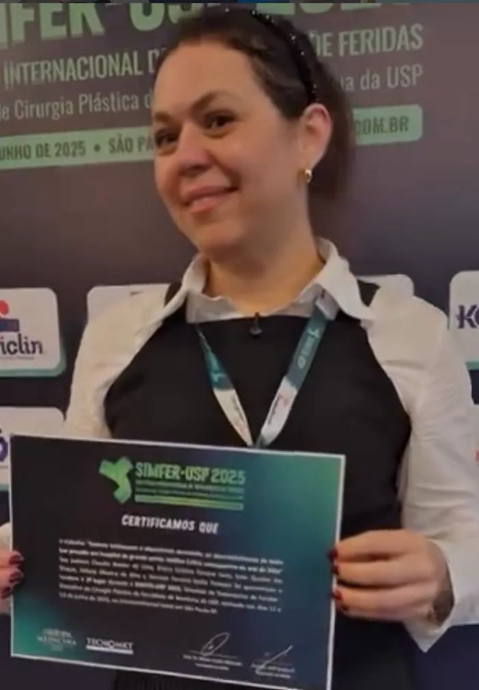 Elaine Ianni recebendo o 2º lugar no SIMFER-USP 2025, simpósio internacional de feridas da USP
